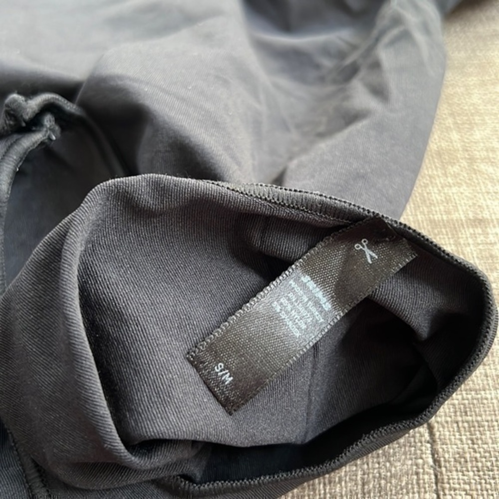 Skims Essential Crew Neck Sleeveless - Picture 5 of 10